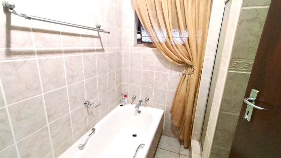 To Let 5 Bedroom Property for Rent in Wierda Park Gauteng