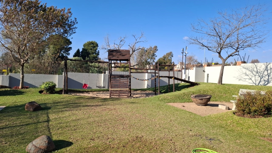 To Let 2 Bedroom Property for Rent in Noordwyk Gauteng
