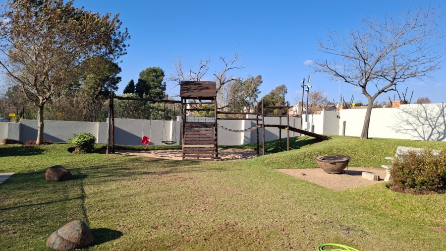 To Let 2 Bedroom Property for Rent in Noordwyk Gauteng
