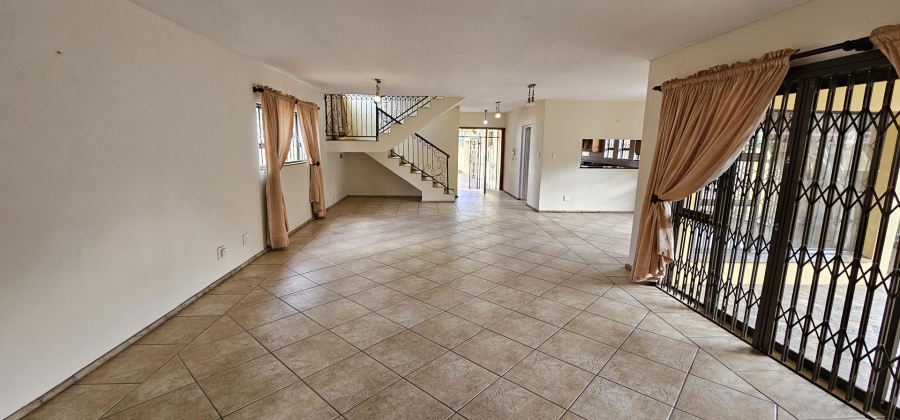 4 Bedroom Property for Sale in Nieuw Muckleneuk Gauteng