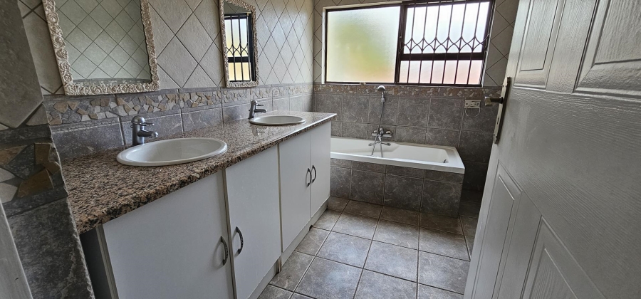 4 Bedroom Property for Sale in Nieuw Muckleneuk Gauteng