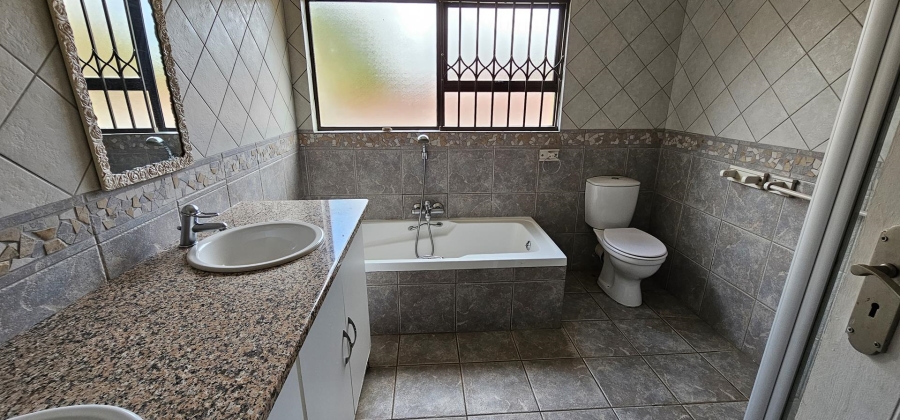 4 Bedroom Property for Sale in Nieuw Muckleneuk Gauteng