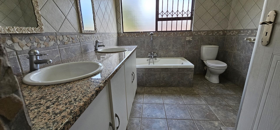 4 Bedroom Property for Sale in Nieuw Muckleneuk Gauteng