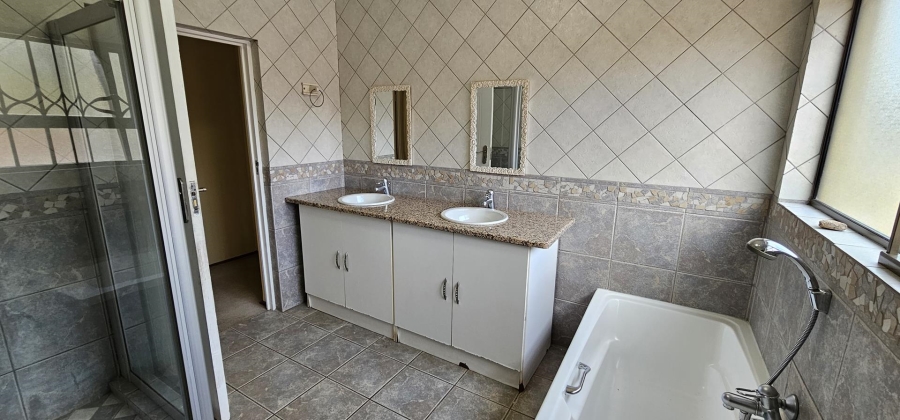 4 Bedroom Property for Sale in Nieuw Muckleneuk Gauteng