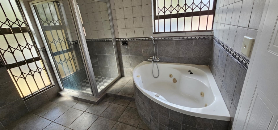 4 Bedroom Property for Sale in Nieuw Muckleneuk Gauteng