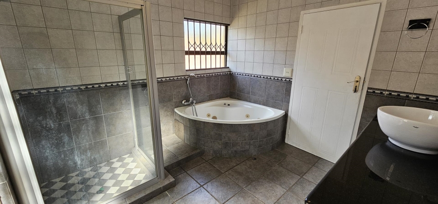 4 Bedroom Property for Sale in Nieuw Muckleneuk Gauteng