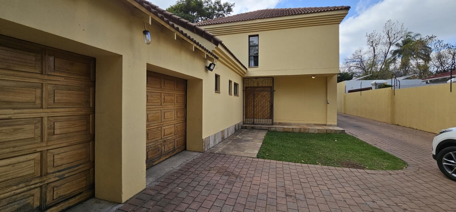 4 Bedroom Property for Sale in Nieuw Muckleneuk Gauteng
