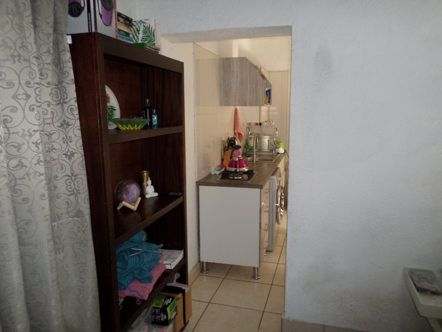 To Let 1 Bedroom Property for Rent in Farrarmere Gauteng