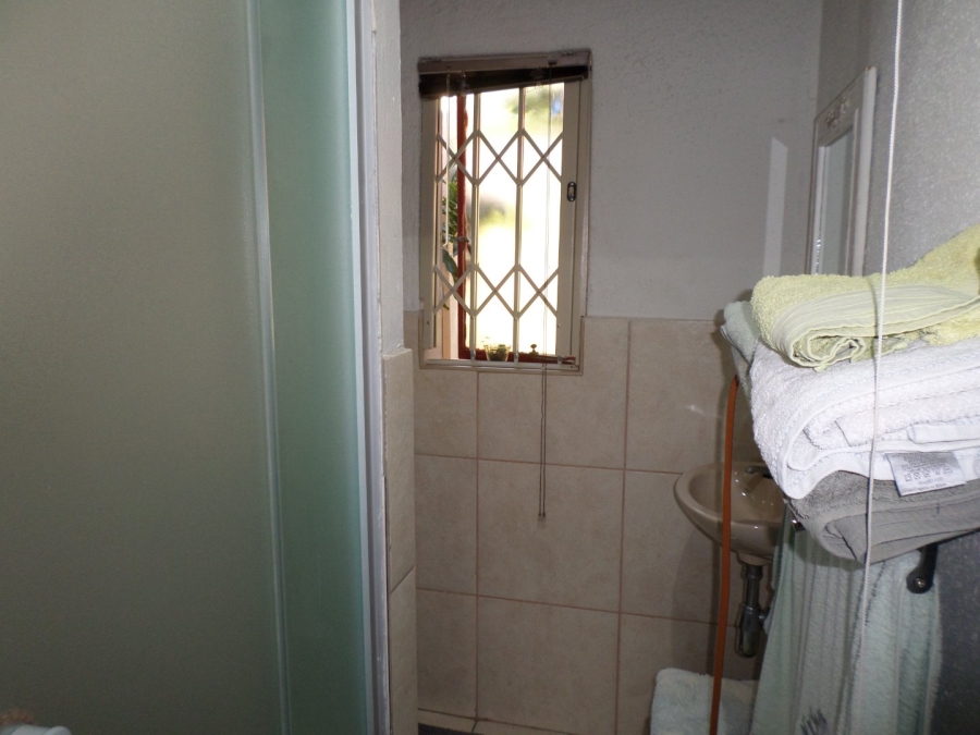 To Let 1 Bedroom Property for Rent in Farrarmere Gauteng