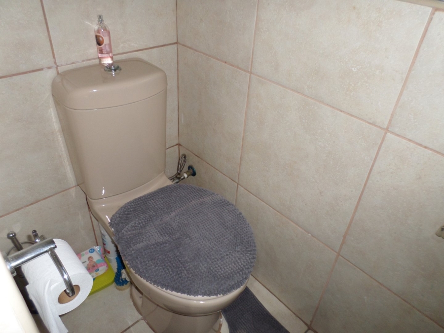 To Let 1 Bedroom Property for Rent in Farrarmere Gauteng