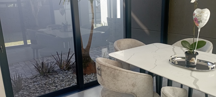 To Let 4 Bedroom Property for Rent in Sandown Gauteng