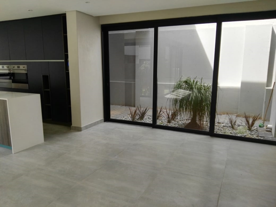To Let 4 Bedroom Property for Rent in Sandown Gauteng