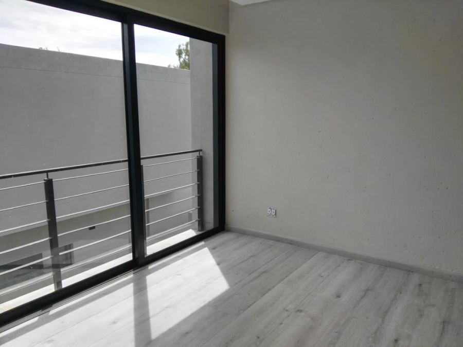 To Let 4 Bedroom Property for Rent in Sandown Gauteng