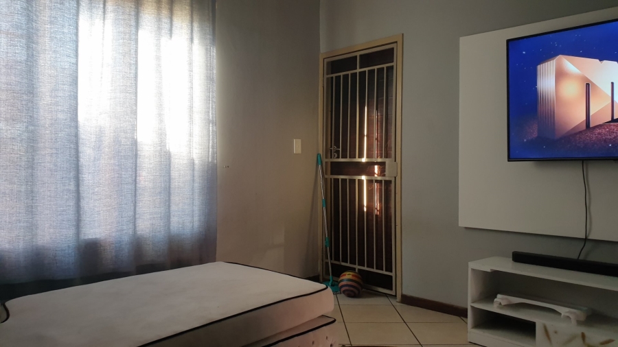 2 Bedroom Property for Sale in Monavoni Gauteng