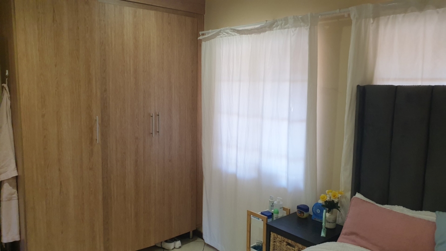 2 Bedroom Property for Sale in Monavoni Gauteng