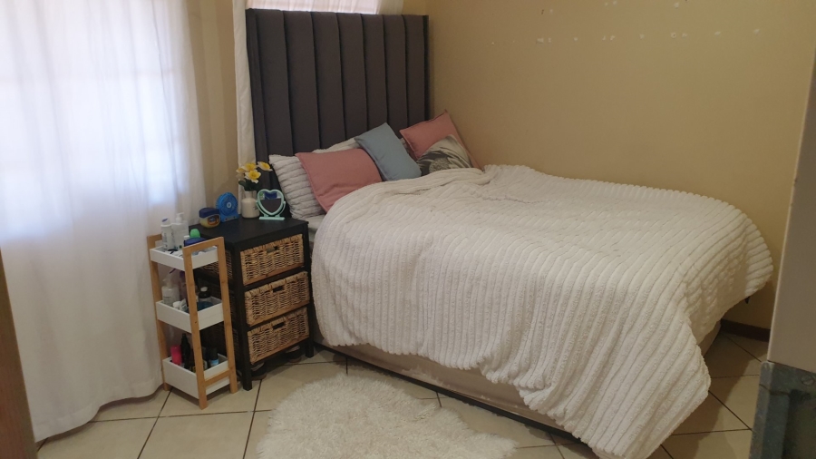 2 Bedroom Property for Sale in Monavoni Gauteng