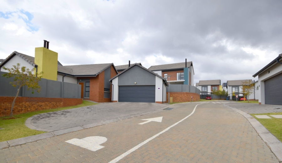 To Let 3 Bedroom Property for Rent in Amberfield Gauteng