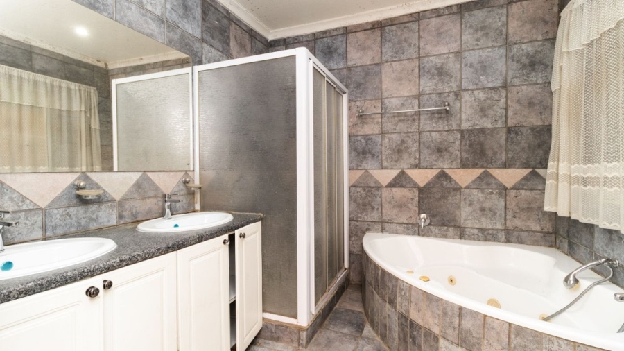 3 Bedroom Property for Sale in Edenvale Central Gauteng