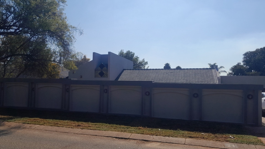 5 Bedroom Property for Sale in Wierda Park Gauteng