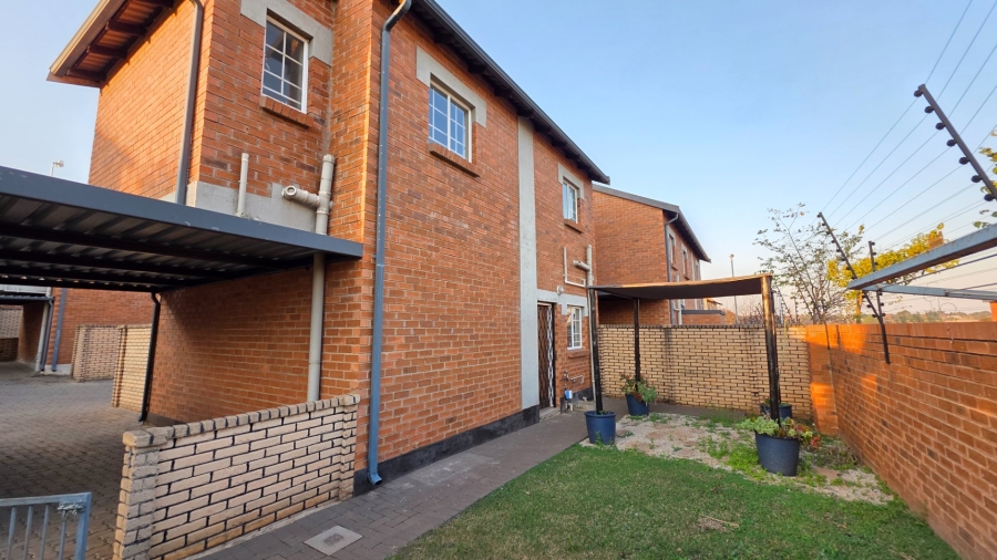 To Let 2 Bedroom Property for Rent in Raslouw Gauteng