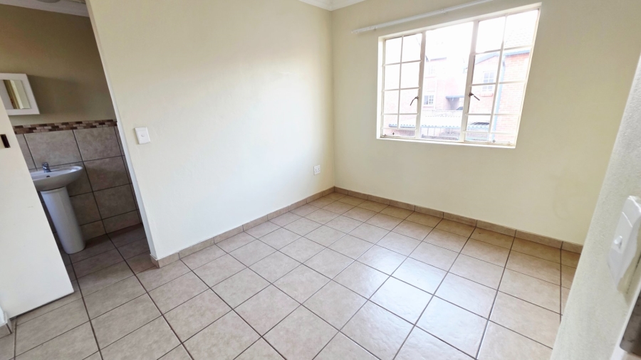 To Let 2 Bedroom Property for Rent in Raslouw Gauteng