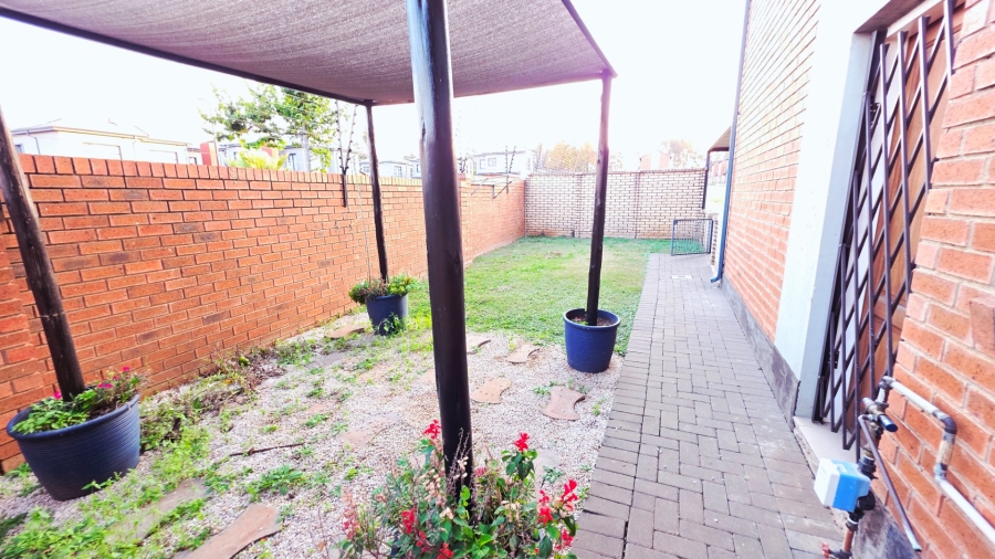 To Let 2 Bedroom Property for Rent in Raslouw Gauteng