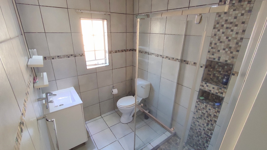 2 Bedroom Property for Sale in Monavoni Gauteng