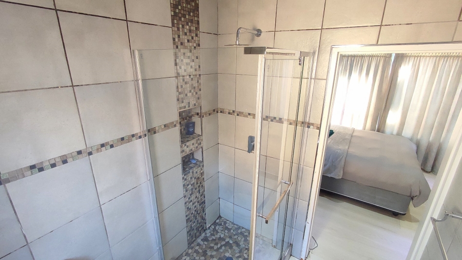 2 Bedroom Property for Sale in Monavoni Gauteng