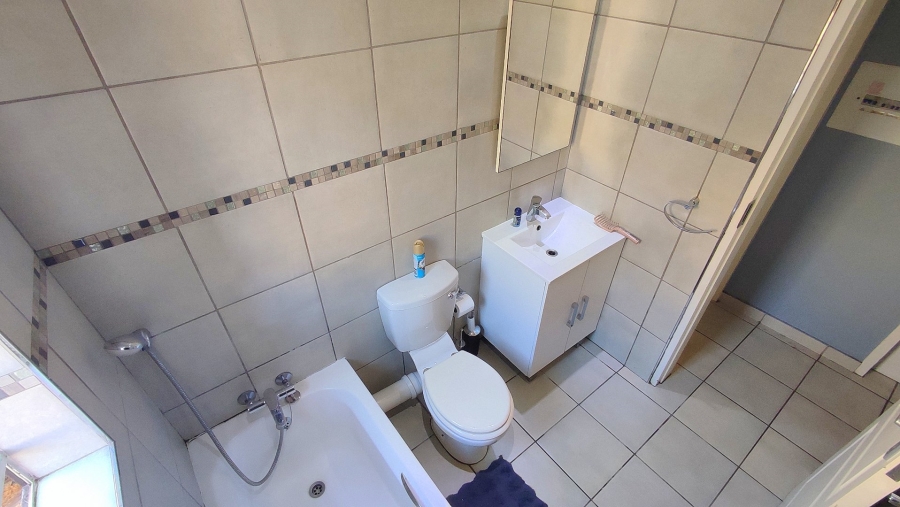 2 Bedroom Property for Sale in Monavoni Gauteng