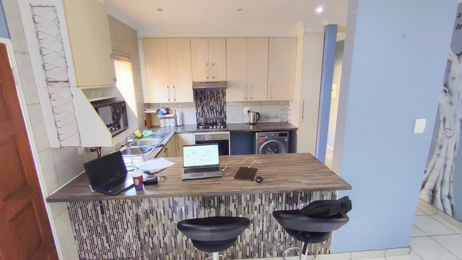 2 Bedroom Property for Sale in Monavoni Gauteng