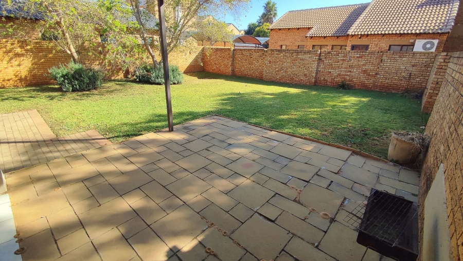 2 Bedroom Property for Sale in Monavoni Gauteng