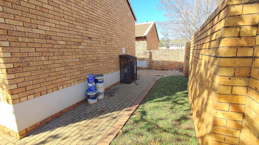 2 Bedroom Property for Sale in Monavoni Gauteng