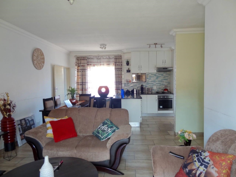 To Let  Bedroom Property for Rent in Thatchfield Glen Gauteng