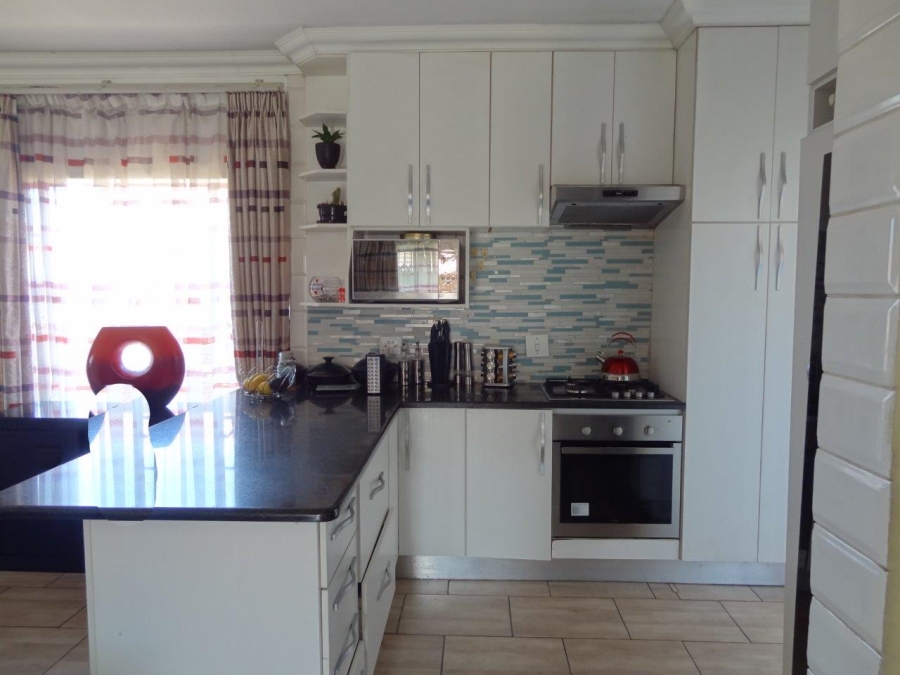 To Let  Bedroom Property for Rent in Thatchfield Glen Gauteng