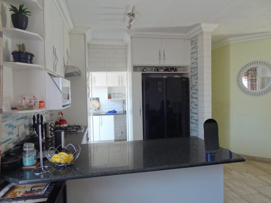 To Let  Bedroom Property for Rent in Thatchfield Glen Gauteng