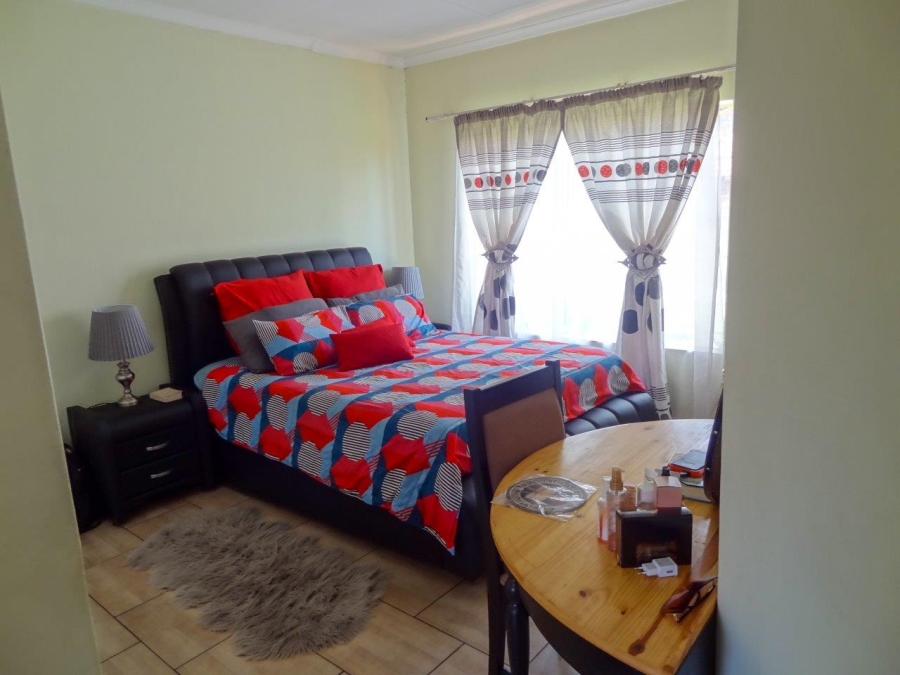 To Let  Bedroom Property for Rent in Thatchfield Glen Gauteng