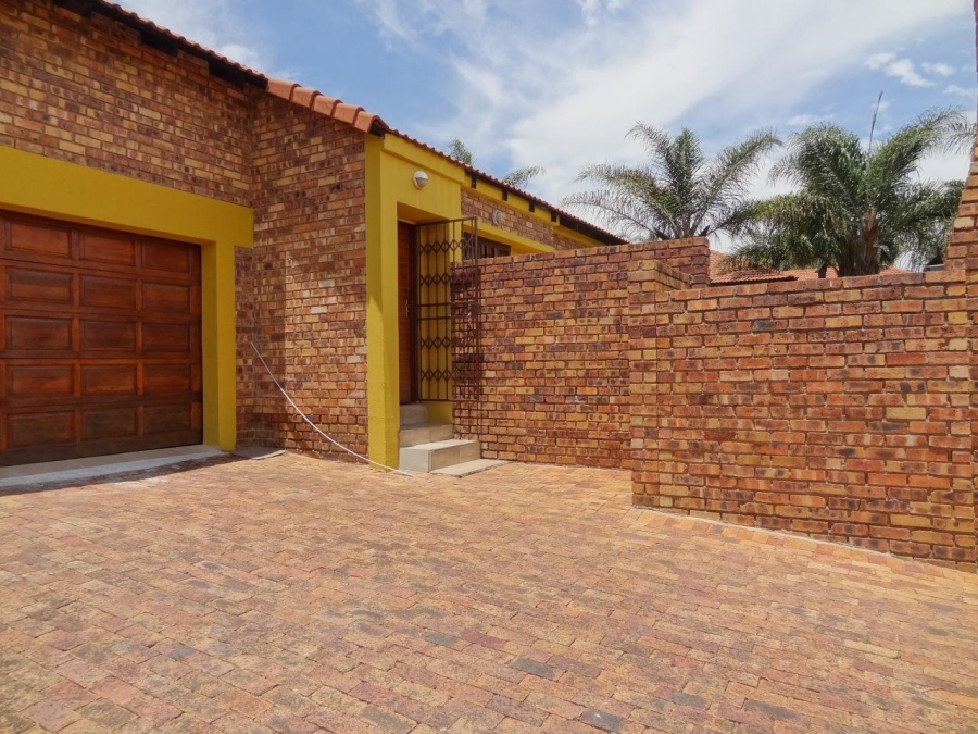 To Let  Bedroom Property for Rent in Thatchfield Glen Gauteng