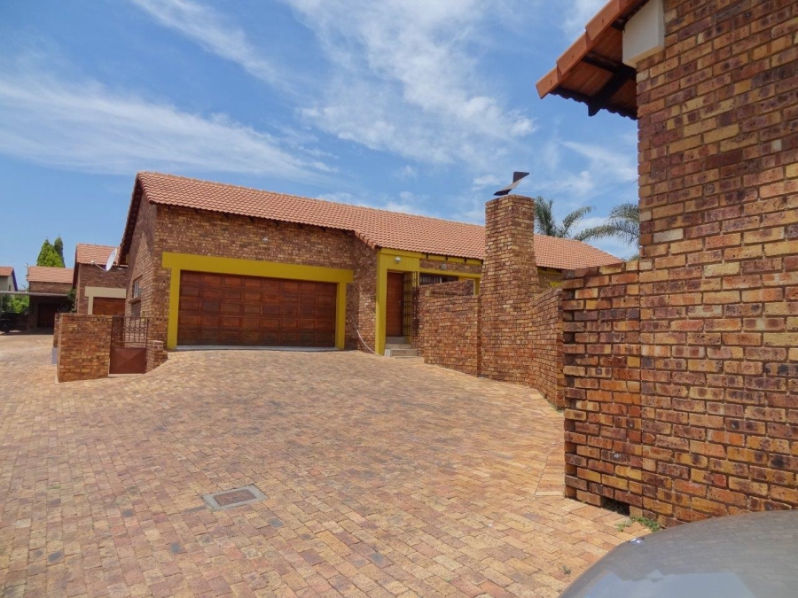 To Let  Bedroom Property for Rent in Thatchfield Glen Gauteng