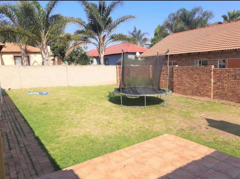 To Let 3 Bedroom Property for Rent in Thatchfield Estate Gauteng