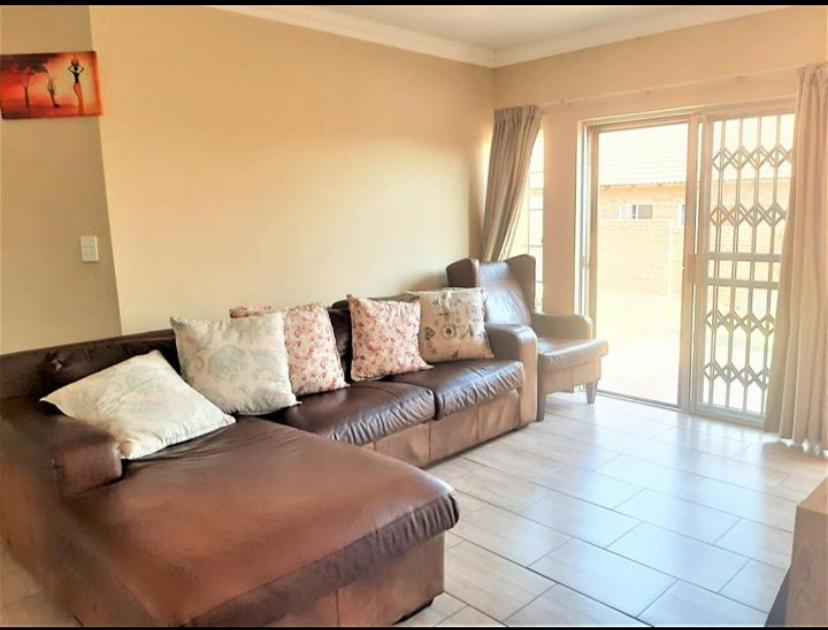 To Let 3 Bedroom Property for Rent in Thatchfield Estate Gauteng