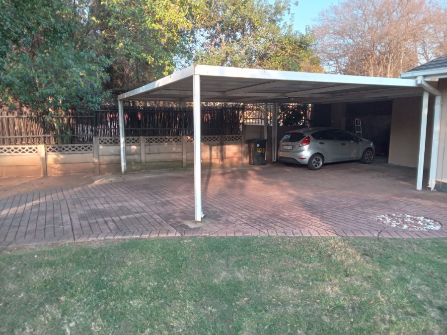5 Bedroom Property for Sale in Waverley Gauteng
