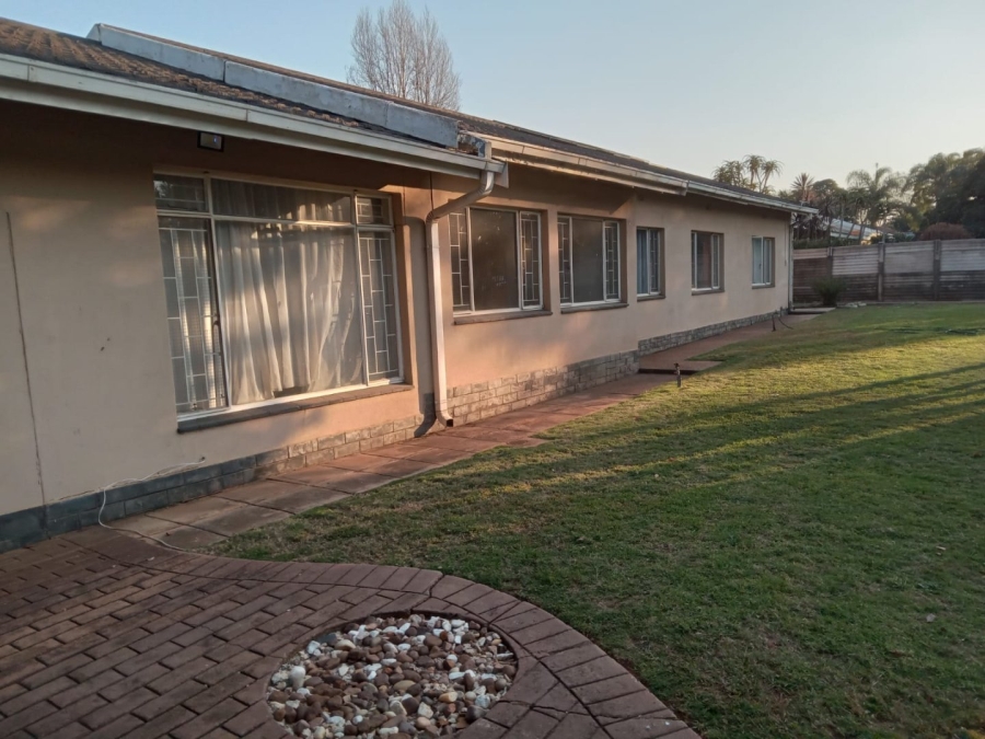 5 Bedroom Property for Sale in Waverley Gauteng