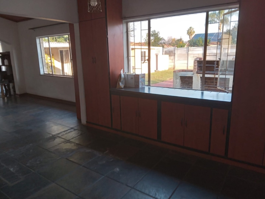 5 Bedroom Property for Sale in Waverley Gauteng