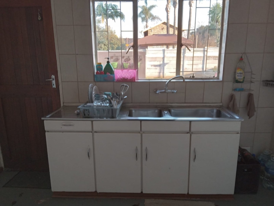 5 Bedroom Property for Sale in Waverley Gauteng