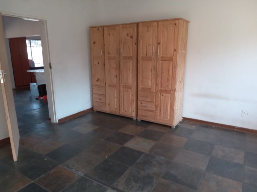 5 Bedroom Property for Sale in Waverley Gauteng