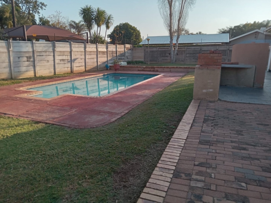 5 Bedroom Property for Sale in Waverley Gauteng