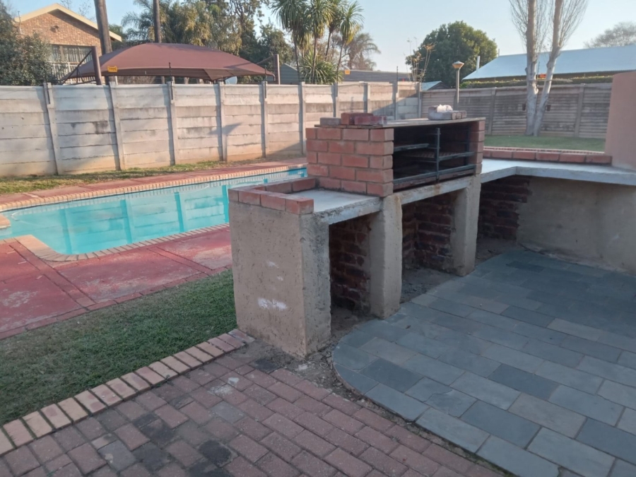 5 Bedroom Property for Sale in Waverley Gauteng
