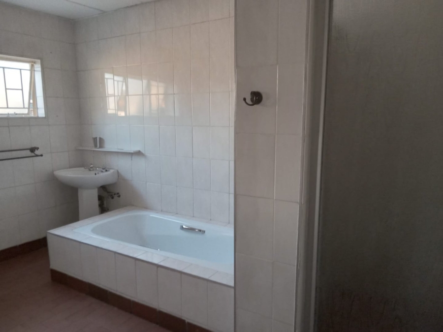 5 Bedroom Property for Sale in Waverley Gauteng