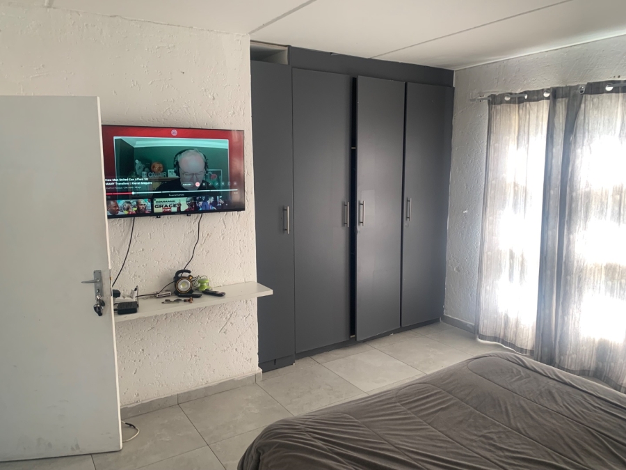 2 Bedroom Property for Sale in Mulbarton Gauteng
