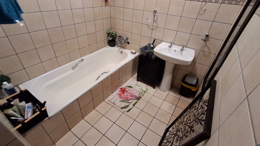 4 Bedroom Property for Sale in Sinoville Gauteng
